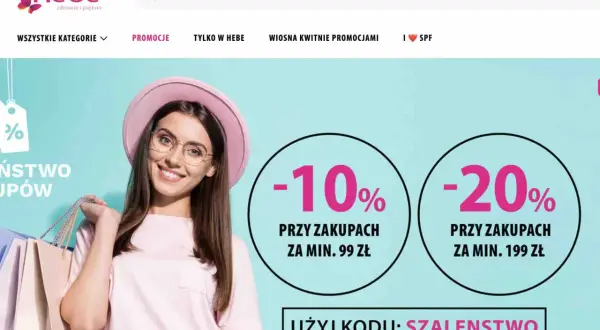 Uśmiechnięta kobieta z torbami na zakupy, promocje -10% i -20% w Hebe.