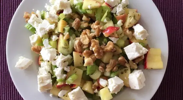 Apfel-Sellerie-Salat: Knackiger Klassiker & leichte Varianten