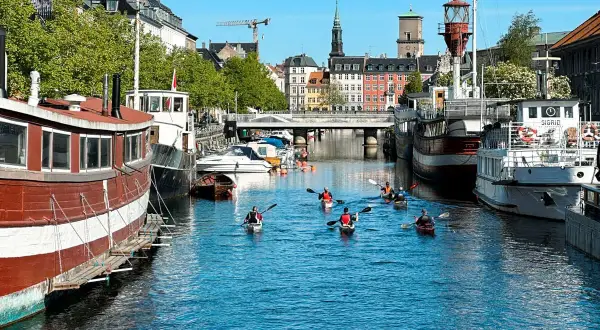 Kajakfahrer auf einem Kanal in Kopenhagen. Selbst mit teuren Preisen ist die Stadt mit ihren Kanälen und Booten ein Erlebnis.
