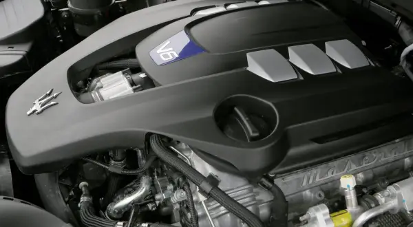 Motor V6 Maserati. ¿Como saber los CV de mi coche? Busca la etiqueta del motor o consulta el manual.