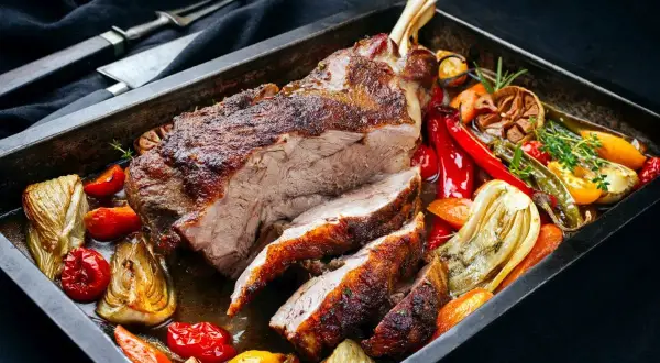 Soczysta łopatka wieprzowa pieczona z warzywami. Idealny przepis na to, jak upiec łopatkę wieprzową w piekarniku, by była miękka i aromatyczna.