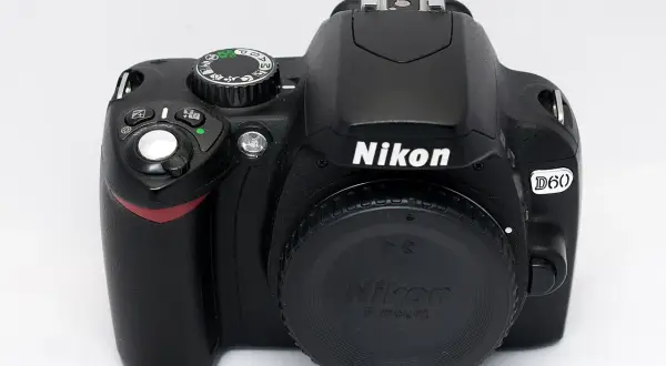 Czarny aparat Nikon D60 z obiektywem z zaślepką.