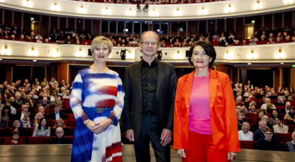 Drei Personen stehen vor einem Publikum im Opernhaus. Ein besonderes oper jahr.