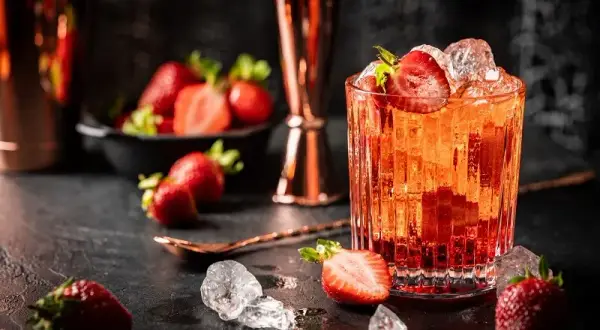 Najlepsze drinki z mrożonymi truskawkami na upalne dni