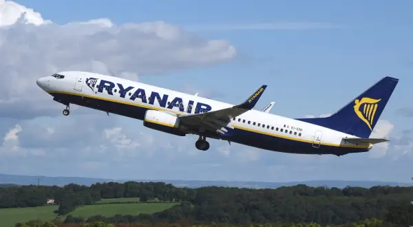 Samolot Ryanair wznosi się w powietrze. Zadbaj o swoje podróże z ubezpieczenie plus Ryanair.
