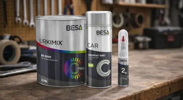 Trois produits de peinture BESA : une grande boîte de peinture alkyde URKIMIX, une boîte de peinture pour voiture CAR et un stylo retouche.