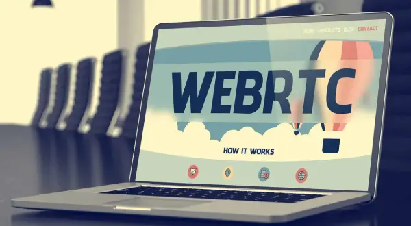 Un ordinateur portable affiche une page web avec le logo WEBRTC et un ballon.
