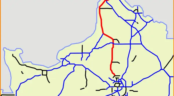 Carte routière montrant les sorties autoroute A16 en rouge, traversant une zone urbaine et des routes secondaires bleues.
