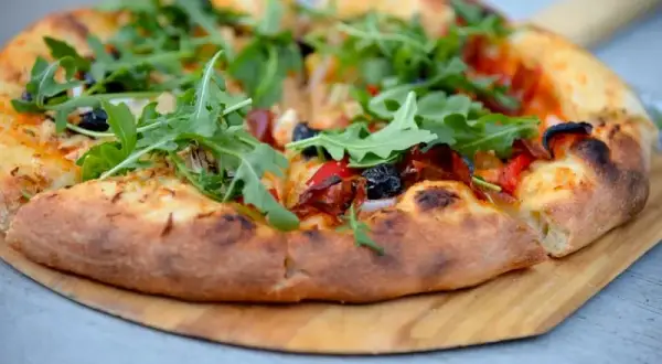 Ile gram ciasta na pizzę 30 cm? Odkryj idealną wagę dla smaku