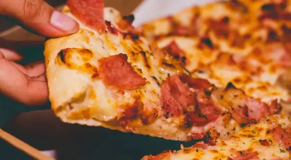 Pizza hawajska: Składniki, historia i dlaczego ją kochamy (lub nie)?