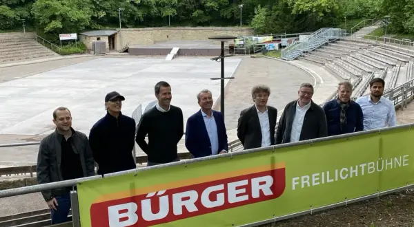 Sieben Männer stehen vor einer Freilichtbühne am Killesberg. Die Banner deuten auf bevorstehende Killesberg Veranstaltungen heute.