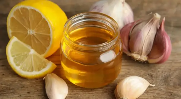 Cytryna, miód i czosnek – naturalne sposoby na ból gardła.
