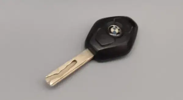 Jak wymienić baterię w kluczyku BMW E60 - proste kroki i porady