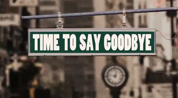 Znak "TIME TO SAY GOODBYE" nad ulicą. Czas na wypowiedzenie umowy o pracę po niemiecku.