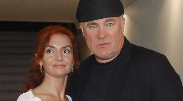 Kobieta z rudymi włosami i mężczyzna w czarnej czapce. Wszyscy pamiętamy, że Ryszard Rynkowski nie żyje.