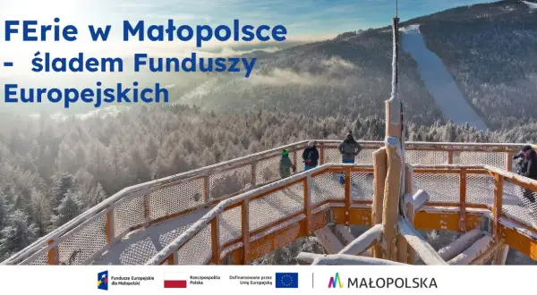 Zimowe ferie w Małopolsce na wieży widokowej, śladem Funduszy Europejskich. Widok na ośnieżone góry i las.
