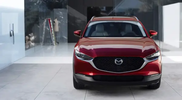 Elegancka, czerwona Mazda CX-30 prezentuje się stylowo. Sprawdź jej atrakcyjną mazda cx 30 cenę i poczuj wolność na drodze.