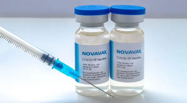 Dwie fiolki szczepionki Novavax COVID-19 i strzykawka. To jest vanguard w walce z pandemią.