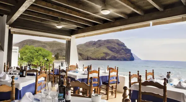 Mesas puestas con vistas al mar, ideal para saber donde comer en Las Negras.