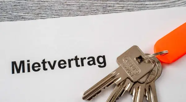 Schlüssel und Mietvertrag liegen bereit. Die Frage, wie lange darf ein Mieter Besuch haben, ist oft im Vertrag geregelt.