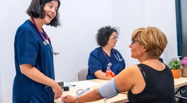 Asystent medyczny co robi? Odkryj kluczowe obowiązki i umiejętności
