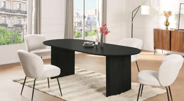 Un elegante tavolo nero ovale con sedie bianche in bouclé: un perfetto esempio di come abbinare sedie al tavolo per un look moderno.