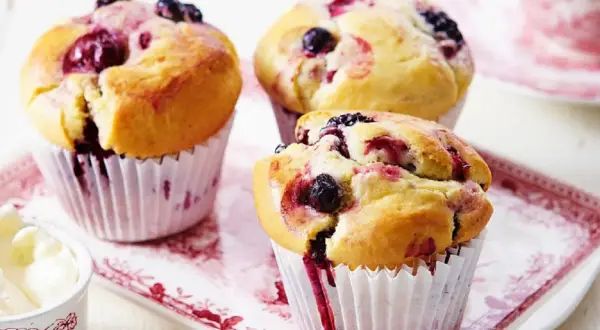 Puszyste muffinki z borówkami, pachnące latem i słodyczą. Idealne na deser lub śniadanie.