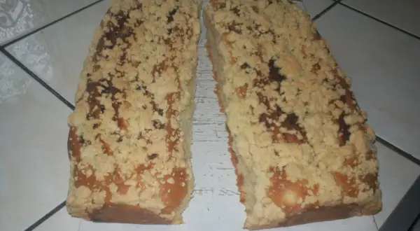 Dwie pyszne strucle drożdżowe z powidłami, posypane chrupiącą kruszonką, czekają na spróbowanie.