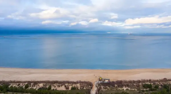 Plaża Stogi z widokiem na morze i statki. Atrakcje turystyczne w okolicy.