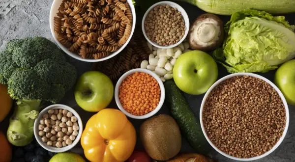Assortiment de légumes, fruits et céréales, riches en fibres solubles, pour une alimentation saine.