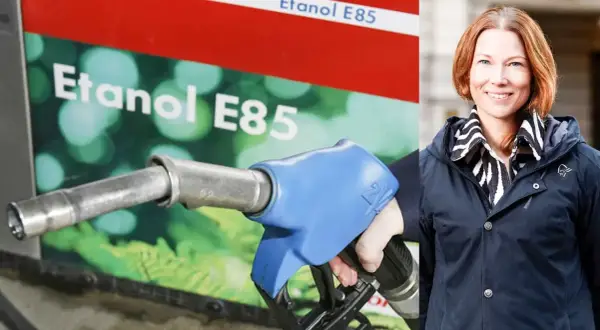 En kvinna ler vid en pump för etanol E85.