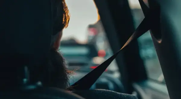 Kto może jeździć bez pasów bezpieczeństwa? Sprawdź ważne wyjątki