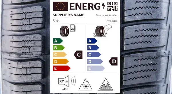 Naklejka z etykietą energetyczną opon, pokazująca klasy efektywności paliwowej i przyczepności na mokrej nawierzchni. Opony austone z etykietą.