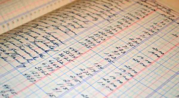 Alte Buchhaltungsseiten mit handschriftlichen Einträgen und Zahlen. Hier wird gezeigt, wie man Buchhaltung selber machen kann.