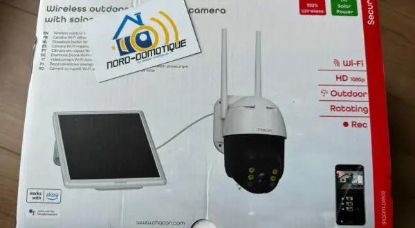 Boîte de caméra Chacon, modèle IPCAM-DM02, avec panneau solaire. Le mode d'emploi est inclus.