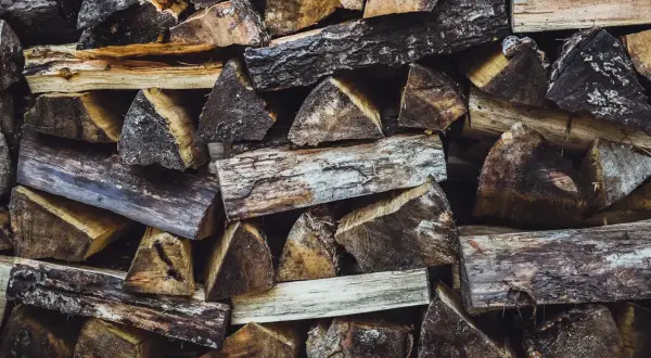 Gros tas de bois de chauffage humide. Que faire pour le sécher et le rendre utilisable pour un feu ?