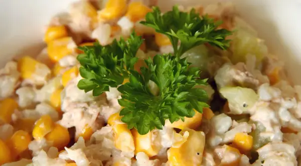 Pyszna, kremowa najlepsza sałatka z tuńczykiem, kukurydzą i natką pietruszki. Idealna na szybki lunch.