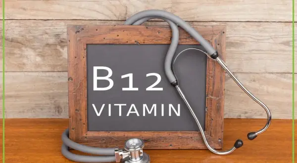 Tablica z napisem "B12 VITAMIN" i stetoskopem. Dbałość o bardzo wysoki poziom witaminy B12 jest kluczowa dla zdrowia.