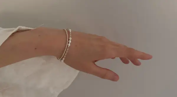 Delikatne bransoletki na nadgarstku. Dowiedz się, jak dobrać rozmiar bransoletki, by idealnie pasowała.