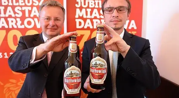 Gdzie kupić piwo darłowskie? Sprawdź najlepsze miejsca w Darłowie