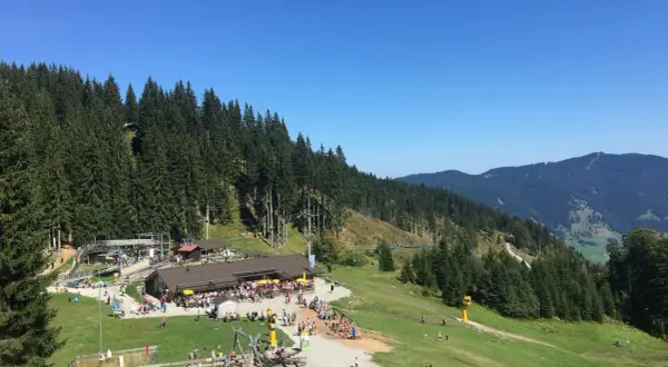 Sommerliche Kolbensattel Wanderung mit vielen Besuchern, Spielplatz und Bergblick.
