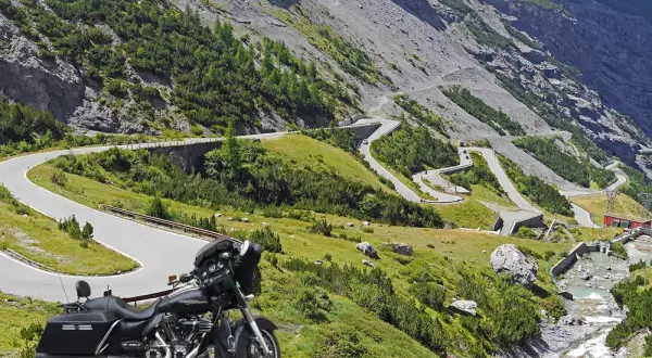Najlepsze trasy motocyklowe w Włoszech: odkryj ukryte skarby i piękno