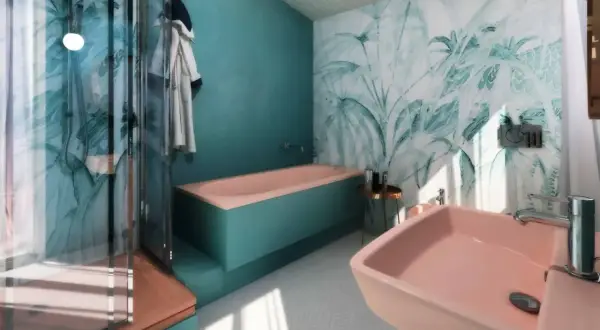 Bagno moderno con vasca rosa e doccia, carta da parati tropicale. Idee per come abbellire un bagno fai da te con stile e colore.