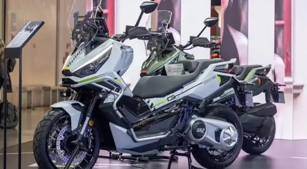 La Zontes 552H, una moto scooter de aventura blanca y gris con detalles verdes, lista para explorar.