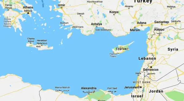 Mapa Morza Śródziemnego z zaznaczonym Cyprem. Widać Grecję, Turcję, Syrię, Liban, Izrael i Egipt. Cypr leży na południe od Turcji.