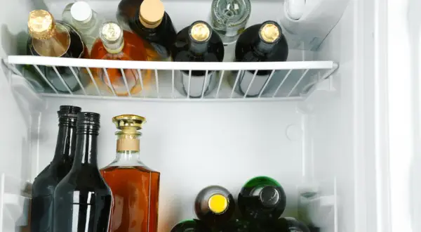 Wódka w lodówce, gotowa do podania. Ile lat może stać wódka? Bezterminowo, jeśli jest dobrze przechowywana.