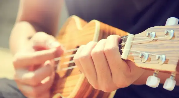 Ukulele co to jest: poznaj jego cechy i różnice z gitarą