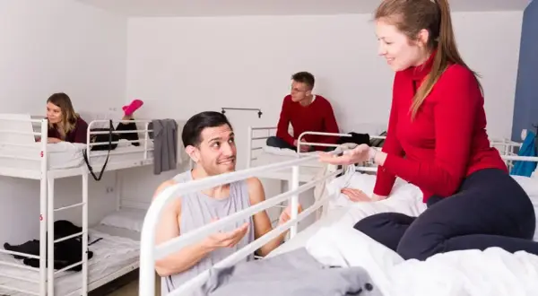 Jak wygląda nocleg w hostelu? Oczekiwania, warunki i zalety