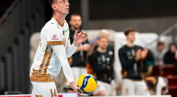Siatkarz Rafał Sobański z piłką w ręku, gotowy do zagrywki. Na koszulce widnieje numer 14.