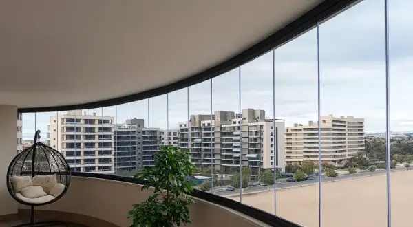 Modernas ideas para cerrar balcones: un espacio acogedor con silla colgante y vistas urbanas.